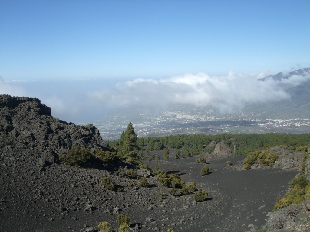 Вулканический пейзаж с видом на долину