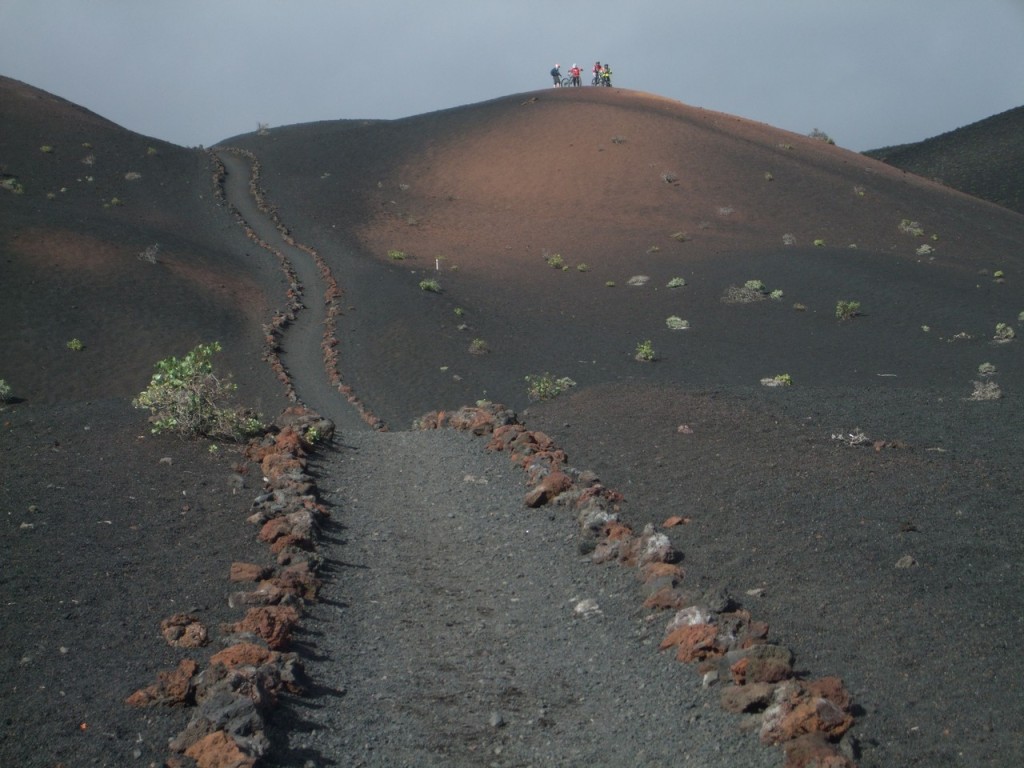 Неизвестные велосипедисты на вулканическом холме